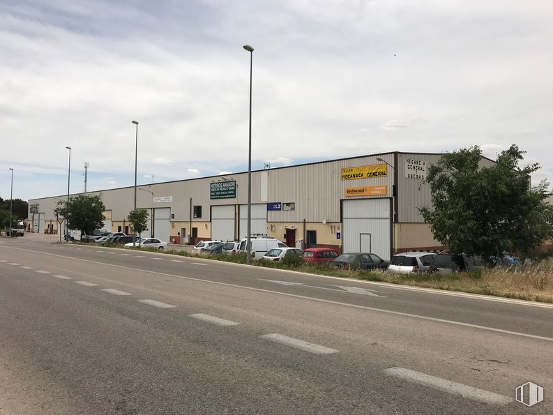 Nave en venta en Polígono Industrial El Vaciadero, Santorcaz, Madrid, 28818 con edificio, nube, cielo, planta, luz de la calle, coche, árbol, asfalto, superficie de carretera y lote de tierra alrededor