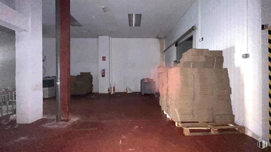 Industrial for sale at P.I. Urtinsa, Alcorcón, Madrid, 28923 with flooring, floor, ceiling, building material, cardboard packaging, shipping box, basement, packing materials, box and plywood around