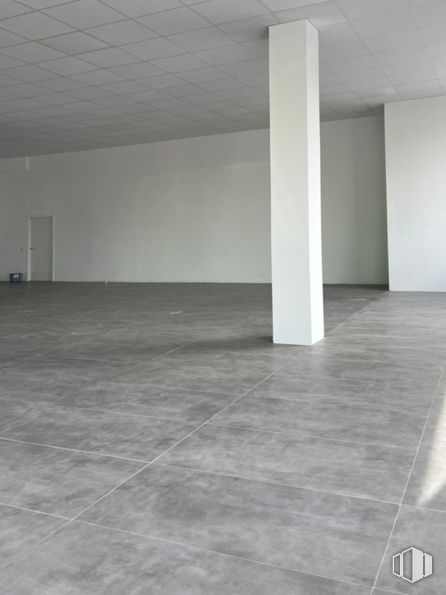 Retail for rent at Calle San Juan, 2, Fuenlabrada, Madrid, 28946 with lighting, interior design, grey, hall, flooring, floor, wood, building material, composite material and ceiling around