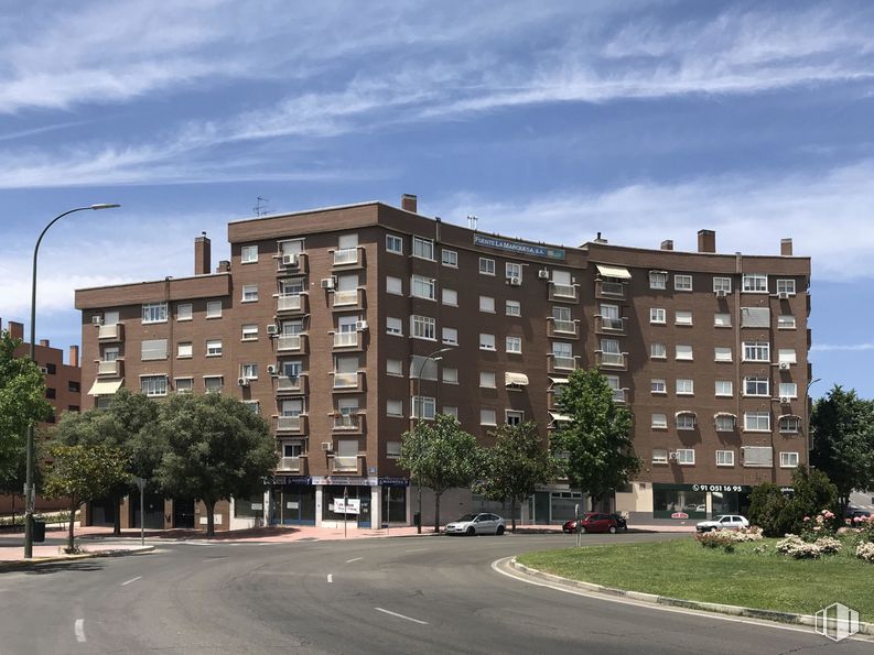 Local en venta en Avenida Alcalde de Móstoles, Móstoles, Madrid, 28932 con edificio, cielo, nube, propiedad, ventana, luz de la calle, planta, infraestructura, árbol y diseño urbano alrededor