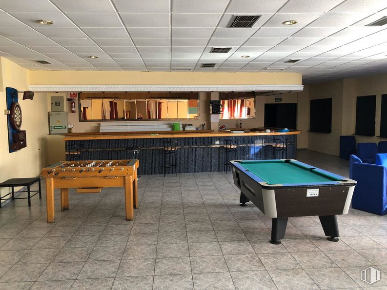 Retail for sale at Avenida Paz, 27, Orusco de Tajuña, Madrid, 28570 with table, billiard table, furniture, billiard room, pool, building, recreation room, billiards, straight pool and billiard ball around