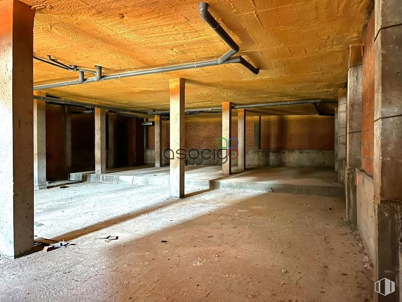 Retail for rent at Plaza Consejo, Guadalajara, 19001 with fixture, wood, floor, flooring, building material, ceiling, composite material, tints and shades, concrete and city around