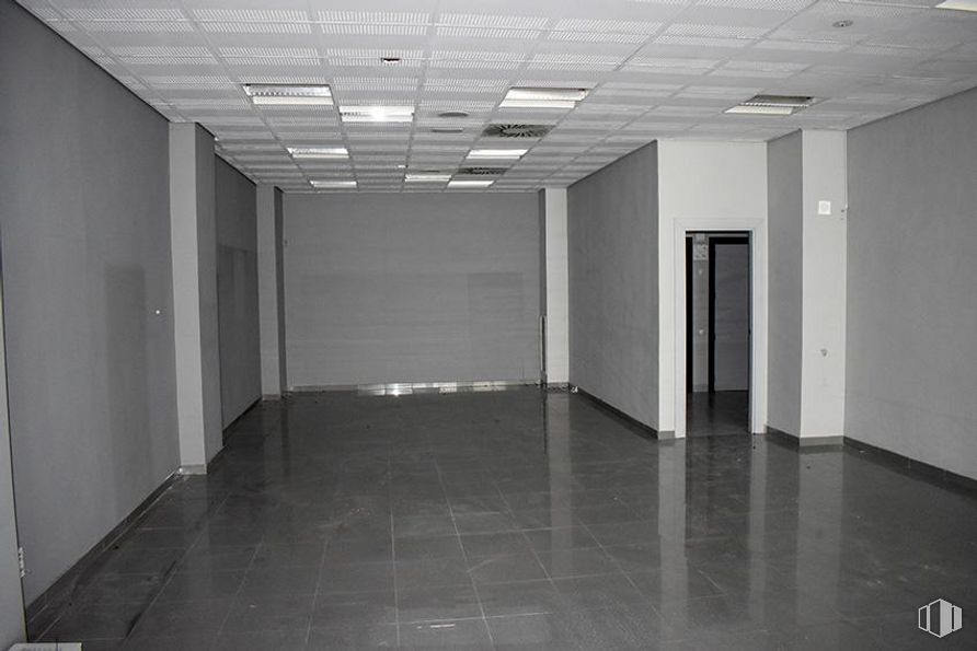 Retail for sale & for rent at Calle Nuestra Señora de Sonsoles, Ávila, 05003 with door, fixture, interior design, floor, hall, flooring, ceiling, monochrome photography, monochrome and tints and shades around