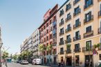 Local en venta en Fuencarral - Malasaña, Centro, Madrid, 28004 con edificio, cielo, ventana, coche, infraestructura, vehículo, diseño urbano, condominio, barrio y árbol alrededor