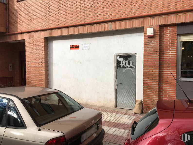 Retail for rent at Calle Alquiles, 21, San Blas - Canillejas, Madrid, 28022 with car, door, automotive parking light, land vehicle, vehicle, property, photograph, window, automotive lighting and motor vehicle around