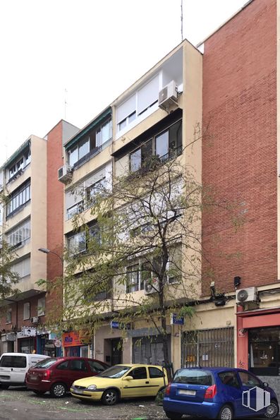 Retail for rent at Calle Ponferrada, 22, Fuencarral - El Pardo, Madrid, 28029 with car, building, window, wheel, tire, automotive parking light, land vehicle, vehicle, sky and plant around