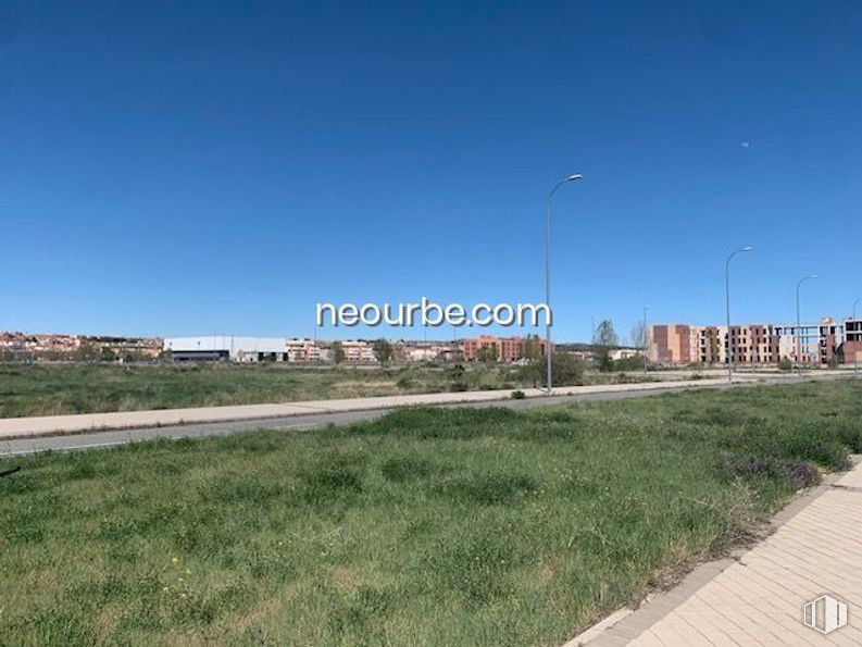 Suelo en venta en Zona Rompidas Viejas, Ávila, 05002 con cielo, luz de la calle, planta, superficie de la carretera, arquitectura, asfalto, lote de terreno, hierba, zona residencial y edificio alrededor