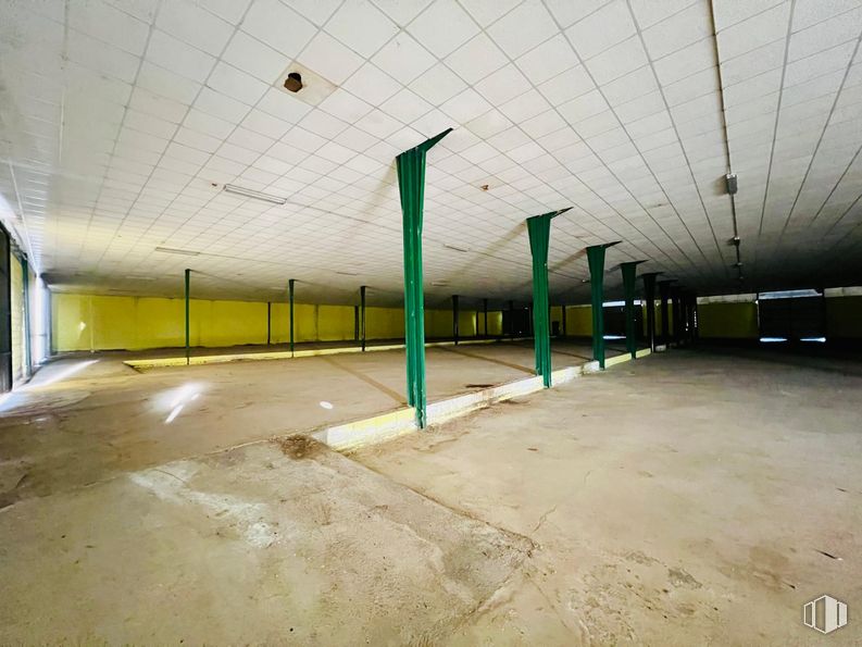 Industrial for sale at Calle León, Magán, Toledo, 45590 with flooring, floor, ceiling, concrete, hall, column, shade, fluorescent lamp, paint and cleanliness around