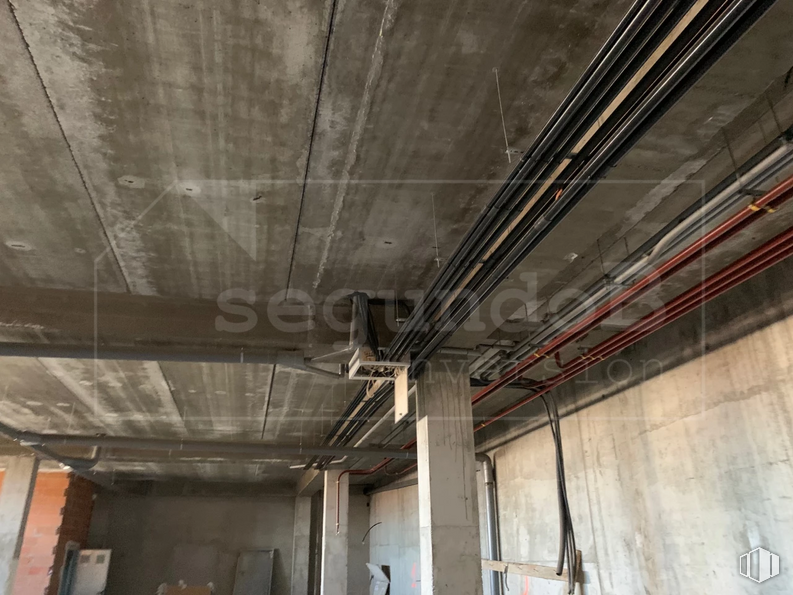 Retail for sale at Calle Ventanilla, 8, Colmenarejo, Madrid, 28270 with fixture, composite material, building material, wood, beam, ceiling, concrete, city, electrical supply and building around