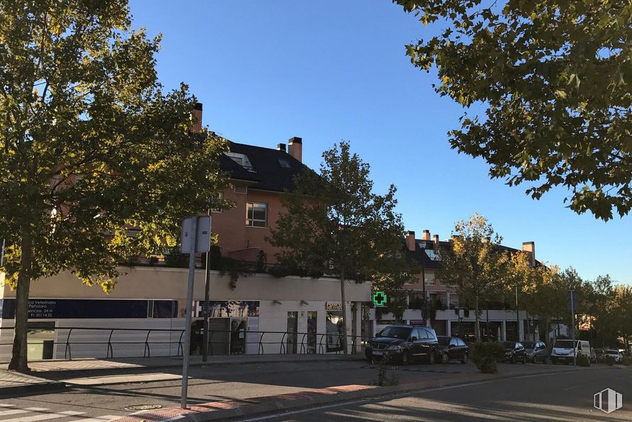 Local en alquiler en Calle Peñalara, Pozuelo de Alarcón, Madrid, 28223 con coche, edificio, cielo, árbol, superficie de la carretera, ventana, arquitectura, luz de la calle, diseño urbano y casa alrededor