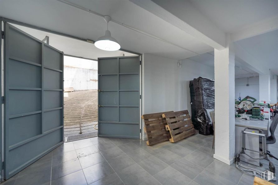 Local en venta en Calle Vereda del Carmen, 21, Ciudad Lineal, Madrid, 28017 con lámpara, alumbrado, puerta, madera, accesorio, arquitectura, hall, suelos, pared y suelo alrededor