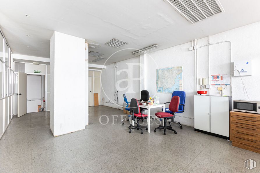 Office for sale at Calle Alfonso Gómez, San Blas - Canillejas, Madrid, 28037 with chair, table, chest of drawers, door, furniture, fixture, flooring, floor, cabinetry and hall around