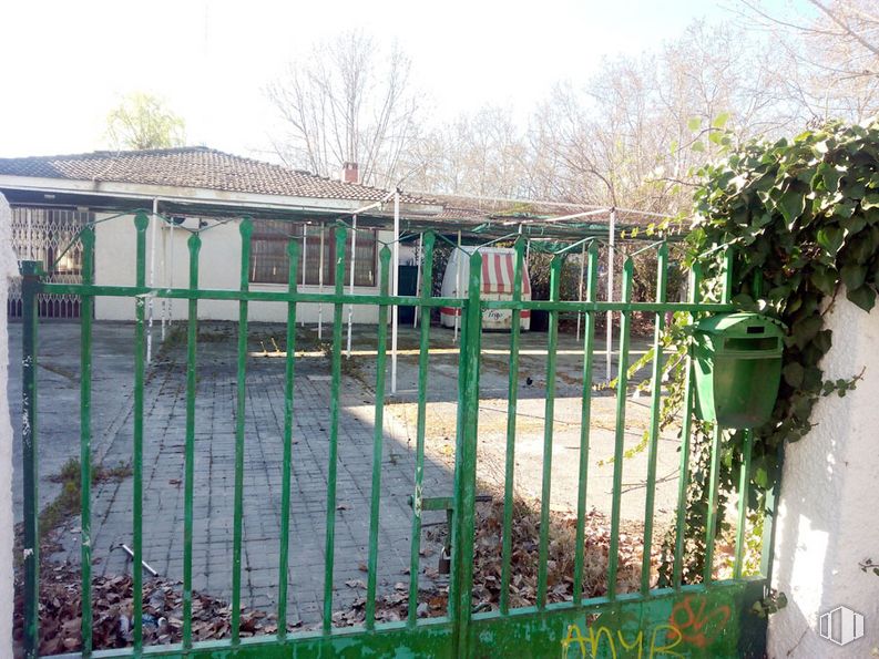 Retail for sale at Zona Parquesierra, Collado Villalba, Madrid, 28400 with window, flowerpot, houseplant, plant, building, fence, tree, sky, home fencing and house around