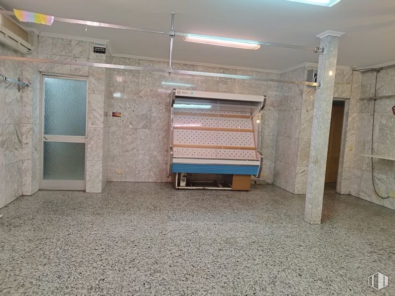 Retail for rent at Calle Don Quijote, Villacañas, Toledo, 45860 with light fixture, lighting, flooring, floor, ceiling, composite material, tile, building material, tile flooring and marble around