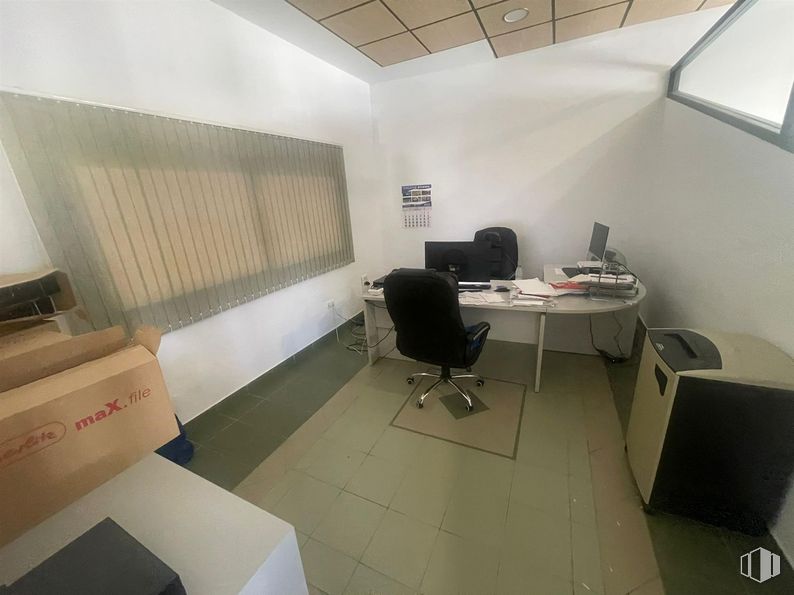 Industrial for sale at Avenida Monte Boyal, 43, Casarrubios del Monte, Toledo, 45950 with chair, shipping box, desk, box, furniture, property, table, building, lighting and interior design around