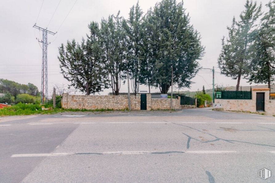 Land for sale at Calle San Roque, Valverde de Alcalá, Madrid, 28812 with plant, sky, road surface, tree, asphalt, land lot, neighbourhood, residential area, tar and city around