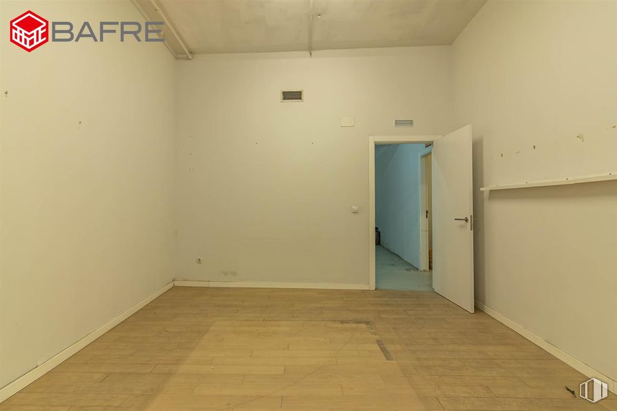 Retail for rent at Calle Santa Engracia, Chamberí, Madrid, 28010 with door, flooring, floor, wall, ceiling, composite material, room, tile flooring, plaster and paint around