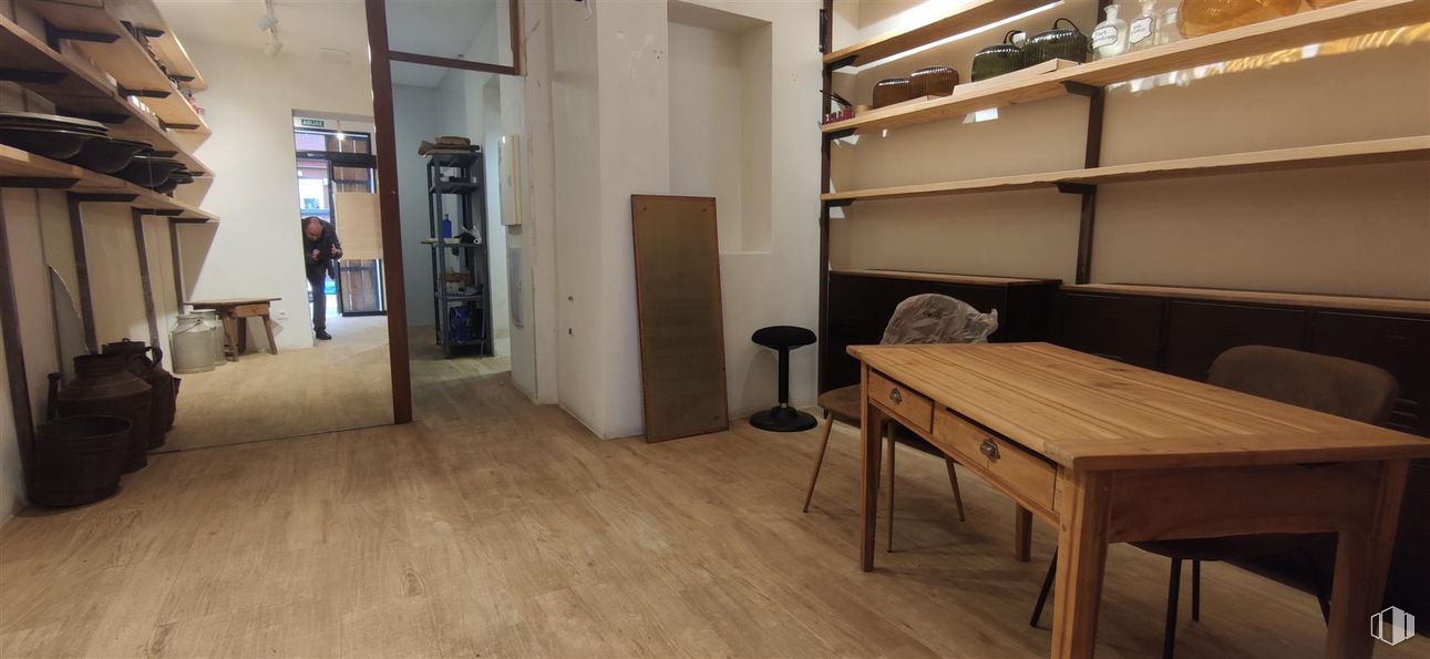 Retail for rent at Calle Guzmán el Bueno, 48, Chamberí, Madrid, 28015 with chair, table, furniture, flooring, wood, floor, interior design, shelving, wood flooring and shelf around