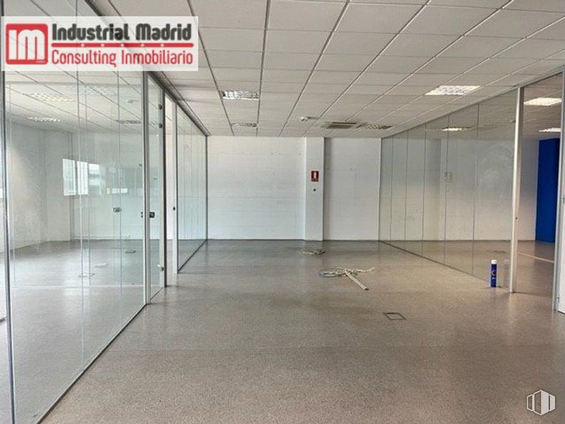 Nave en venta en Polígono Industrial San Fernando, San Fernando de Henares, Madrid, 28830 con edificio, accesorio, puerta, pavimento, pasillo, vidrio, techo, material compuesto, aluminio y metal alrededor