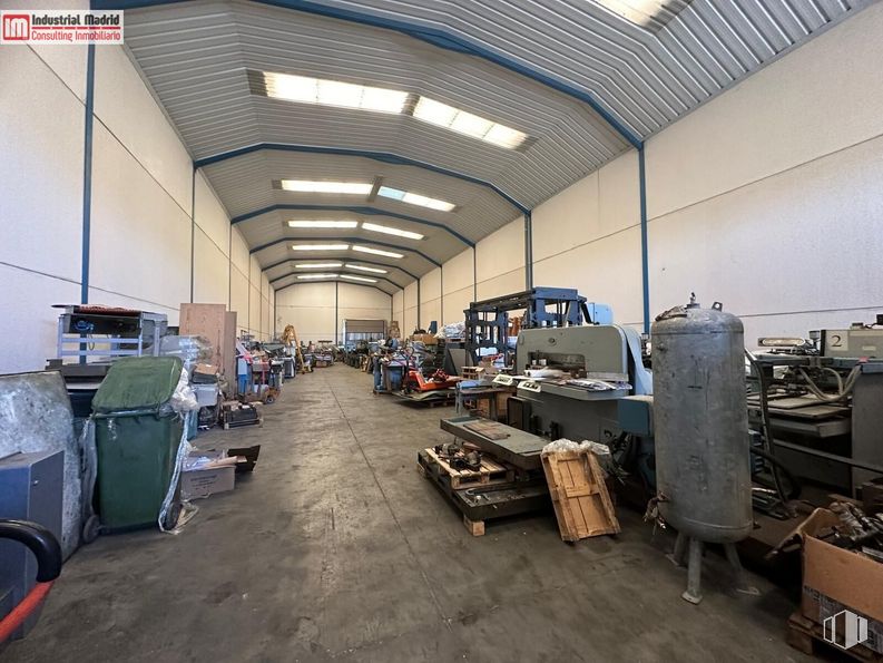 Industrial for sale at Polígono Industrial Gestesa, Loeches, Madrid, 28890 with lighting, light fixture, motor vehicle, building, automotive design, architecture, waste container, waste containment, floor and automotive tire around