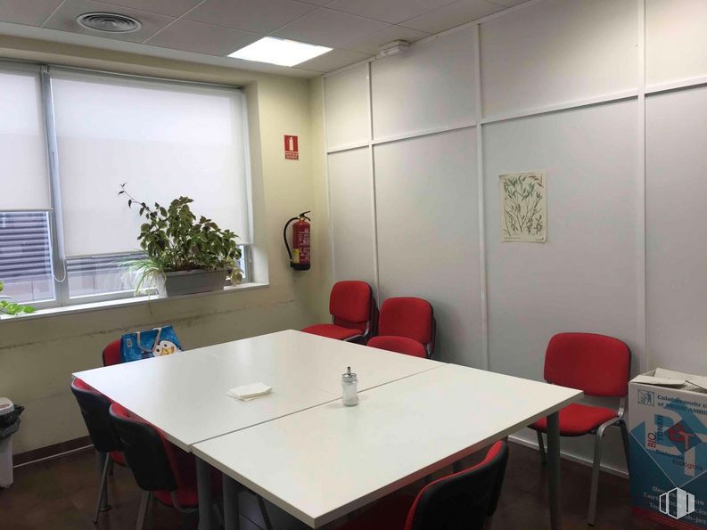 Oficina en venta en Zona Valdelacasa, Alcobendas, Madrid, 28108 con mesa, silla, planta de interior, mueble, edificio, planta, accesorio, alumbrado, interiorismo y suelo alrededor