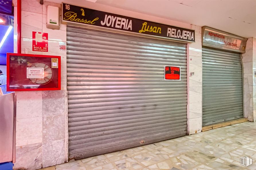 Local en venta en Calle Colón, 20, Alcorcón, Madrid, 28921 con persiana de la ventana, accesorio, puerta, material compuesto, gas, fachada, edificio, tintes y matices, señalización y ladrillo alrededor