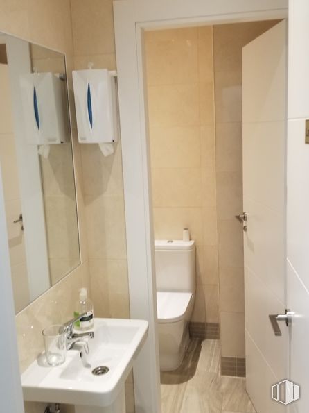 Local en venta en Zona Las Tablas, Fuencarral - El Pardo, Madrid, 28050 con inodoro, fregadero, espejo, lavabo, grifo, cuarto de baño, edificio, interiorismo, fluido y suelo alrededor