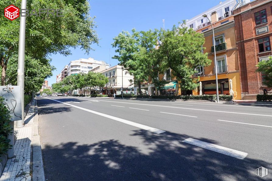 Nave en venta en Calle Eloy Gonzalo, Chamberí, Madrid, 28010 con edificio, cielo, ventana, árbol, superficie de la carretera, diseño urbano, asfalto, luz de la calle, vía pública y barrio alrededor