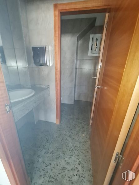 Oficina en alquiler en Polígono Los Pradillos, Illescas, Toledo, 45200 con fregadero, accesorio, casa, puerta, suelo, cuarto de baño, suelos, edificio, madera y ducha alrededor