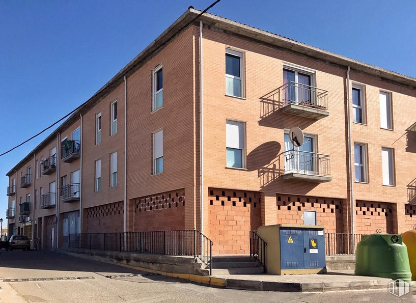 Retail for rent at Calle Nueva, Cabañas de la Sagra, Toledo, 45592 with building, sky, window, property, fixture, urban design, street light, condominium, waste container and residential area around