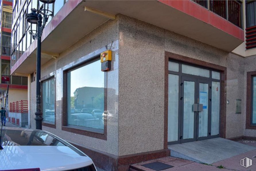 Retail for sale & for rent at Calle Burgohondo, Ávila, 05002 with car, door, property, hood, automotive lighting, window, architecture, interior design, wood and neighbourhood around