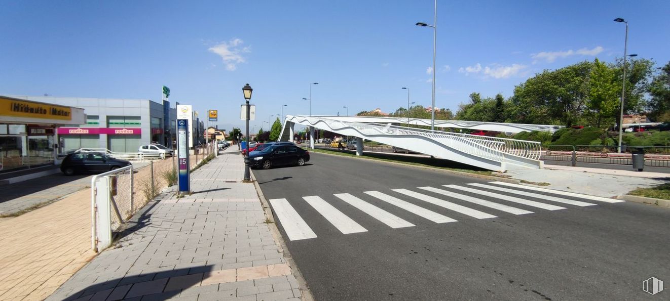 Land for sale at AR 2/8 moruchas, Hervencias, Ávila, 05004 with car, building, sky, cloud, vehicle, street light, tire, wheel, road surface and truck around