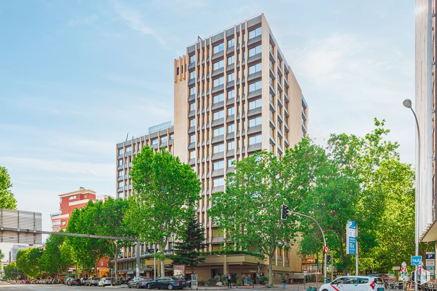 Oficina en alquiler en Calle Agustín de Foxá, 25, Chamartín, Madrid, 28036 con edificio, cielo, nube, rueda, infraestructura, vehículo, árbol, bloque torre, coche y condominio alrededor