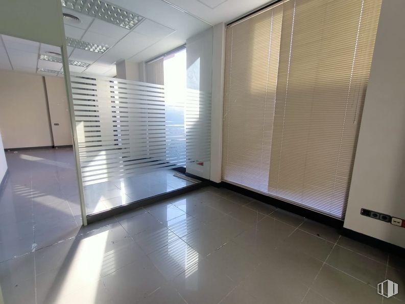 Oficina en venta en Calle San Marcos, Talavera de la Reina, Toledo, 45600 con persiana de la ventana, suelos, suelo, interiorismo, revestimiento de ventanas, vidrio, techo, tratamiento de ventanas, transparencia y iluminación natural alrededor