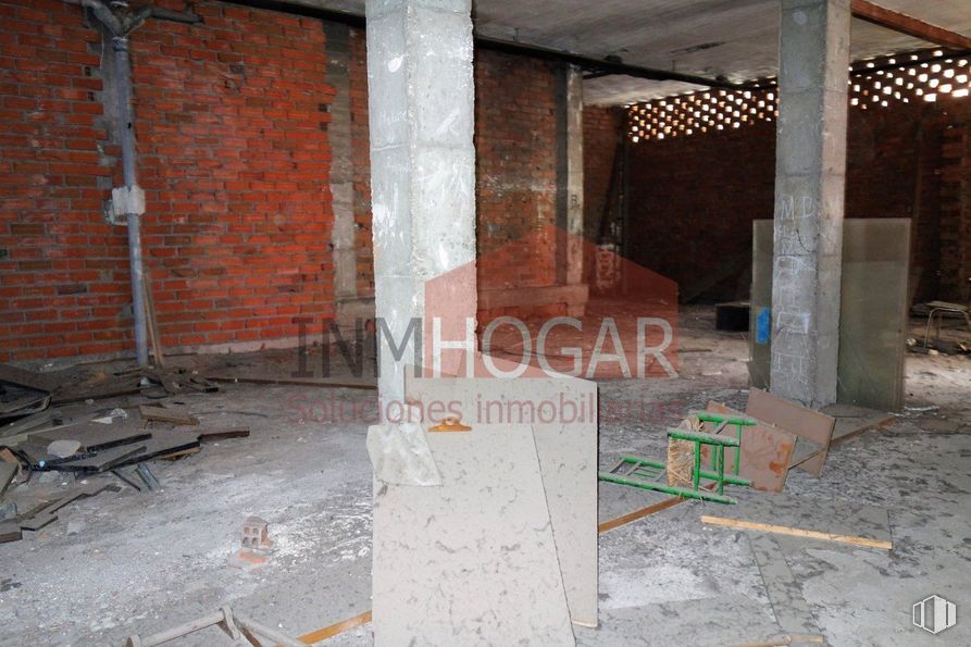 Retail for sale at Zona San Antonio, Ávila, 05005 with wood, brickwork, brick, building material, floor, road surface, wall, gas, composite material and flooring around