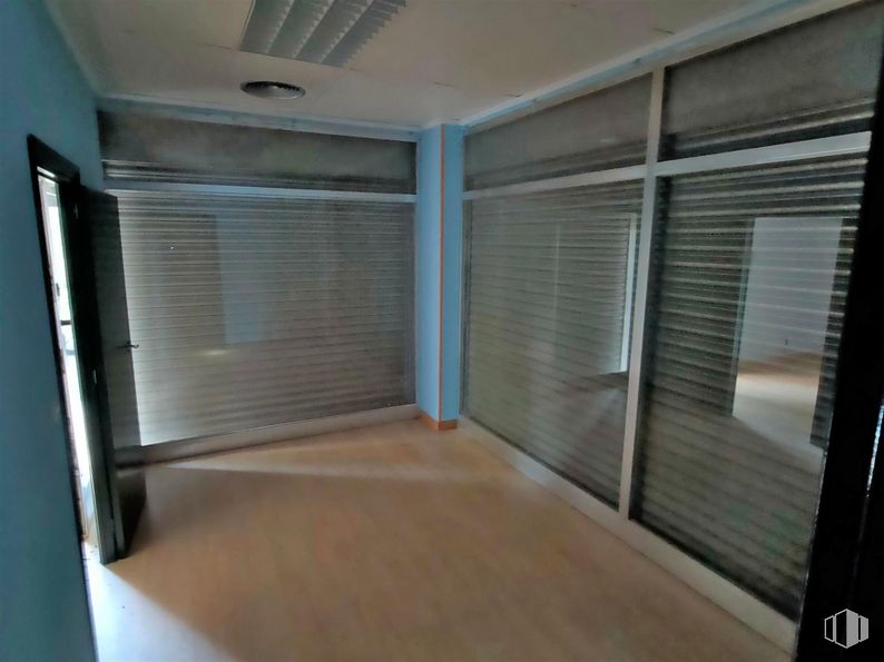 Retail for sale at Calle Arroyo Fontarrón, Moratalaz, Madrid, 28030 with window blind, building, fixture, shade, wood, flooring, floor, automotive exterior, house and hall around