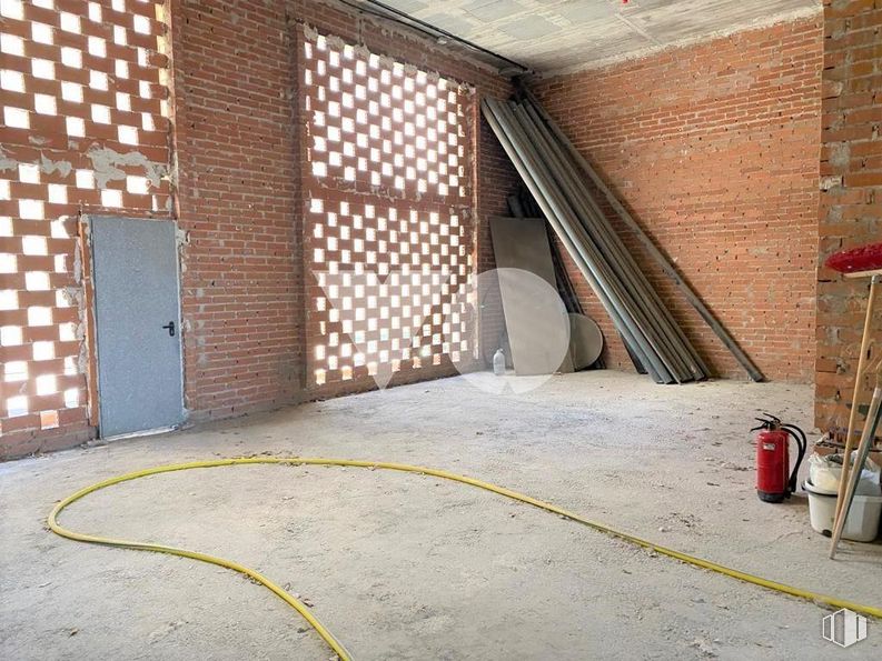 Retail for sale at Calle Alfonso Gómez, 17, San Blas - Canillejas, Madrid, 28037 with door, wood, brickwork, floor, shade, flooring, wall, brick, building and gas around