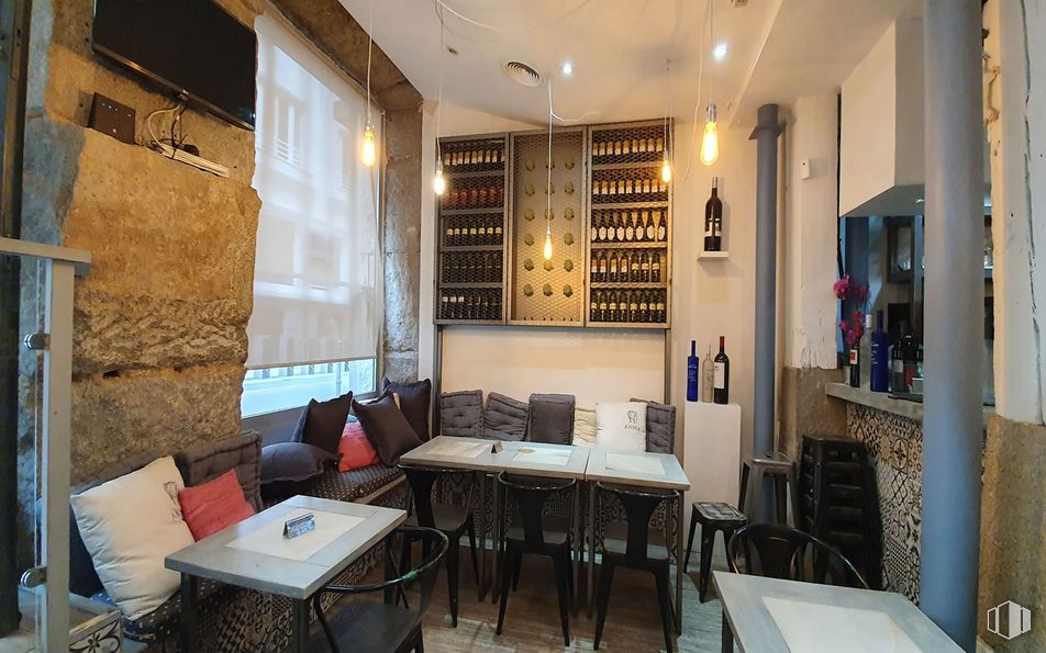 Retail for rent at Calle del Marqués de Cubas, 16, , Centro, Madrid, 28014 with table, pillow, lighting, furniture, property, chair, picture frame, building, interior design and floor around