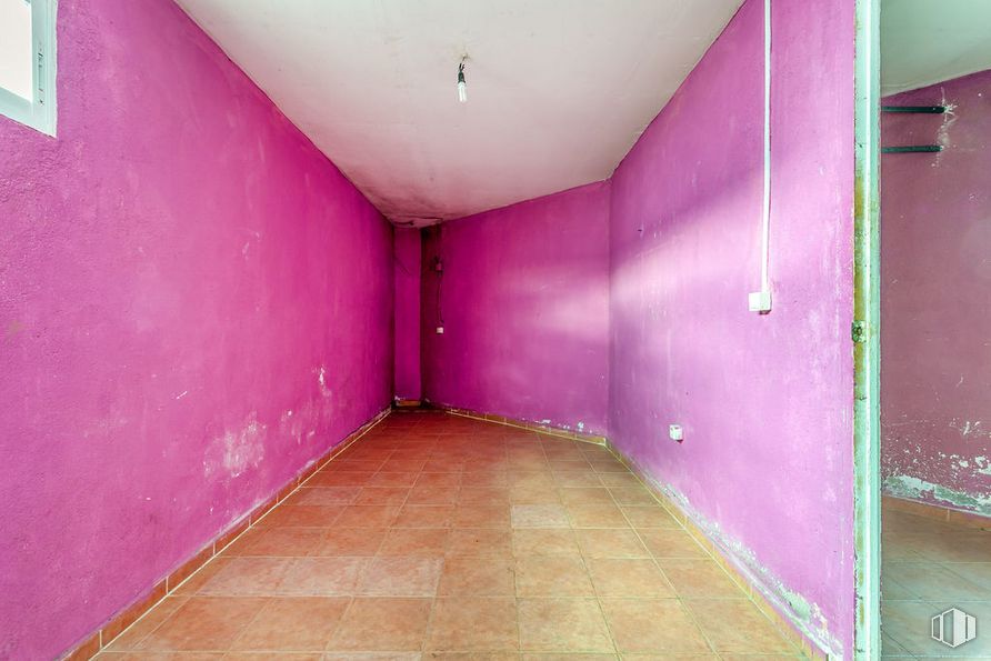 Land for sale at Zona M-542, Cadalso de los Vidrios, Madrid, 28640 with purple, fixture, pink, floor, wood, violet, magenta, flooring, ceiling and rectangle around