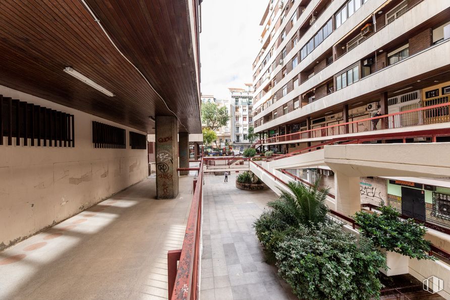 Retail for sale & for rent at Calle Gaztambide, Chamberí, Madrid, 28015 with building, houseplant, plant, daytime, window, urban design, neighbourhood, condominium, residential area and facade around