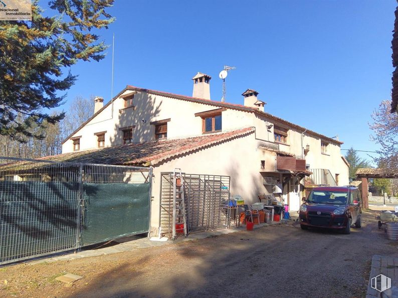 Retail for sale at Zona Collado Hermoso, Collado Hermoso, Segovia, 40170 with car, house, building, sky, plant, property, window, wheel, tree and vehicle around