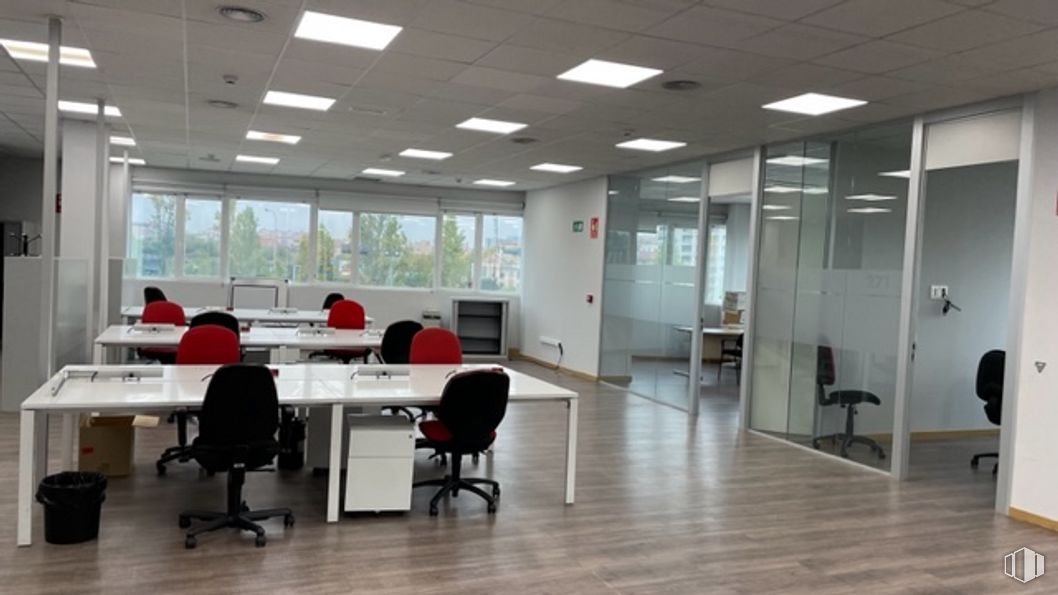 Office for rent at Calle Nestares, 20, Arganzuela, Madrid, 28045 with chair, table, furniture, fixture, building, interior design, floor, flooring, hall and door around