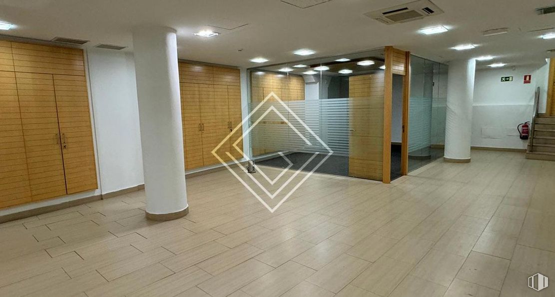 Local en alquiler en Zona Almagro, Chamberí, Madrid, 28010 con suelos, suelo, interiorismo, techo, material compuesto, puerta, vidrio, suelo de baldosas, azulejo y transparencia alrededor