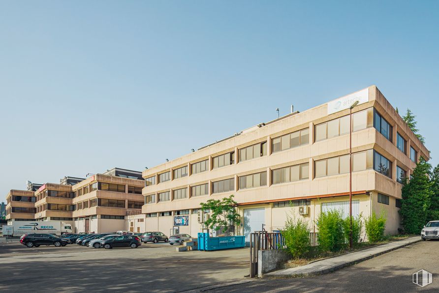 Oficina en alquiler en Carretera A Coruña Km 18,20, Las Rozas de Madrid, Madrid, 28230 con edificio, cielo, planta, ventana, coche, árbol, rueda, condominio, diseño urbano y luz de la calle alrededor