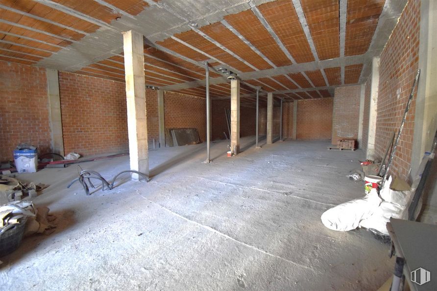 Retail for sale at Zona Evangelina Nogales de la Morena, Colmenar Viejo, Madrid, 28770 with wood, architecture, hall, floor, flooring, beam, interior design, hardwood, real estate and building material around