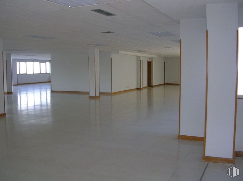 Office for rent at Zona Algete, Algete, Madrid, 28110 with window, fixture, floor, flooring, hall, ceiling, art, glass, composite material and building material around