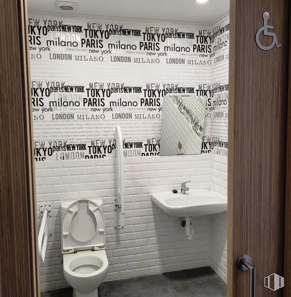 Office for sale at Calle María Tubau, Fuencarral - El Pardo, Madrid, 28049 with toilet, sink, plumbing fixture, interior design, flooring, bathroom, tile, plumbing, toilet seat and public toilet around