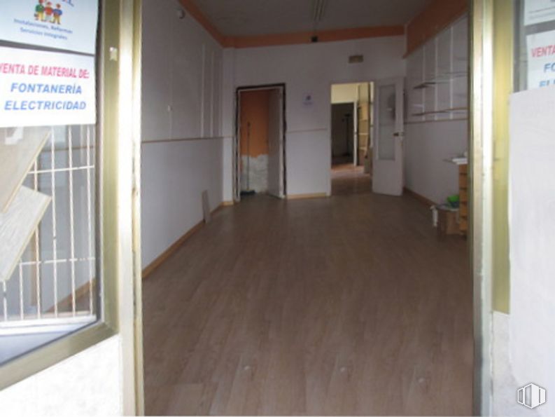 Retail for sale & for rent at Travesía Curas, Torrejón de Ardoz, Madrid, 28850 with window, door, fixture, wood, floor, flooring, hall, hardwood, ceiling and wood stain around