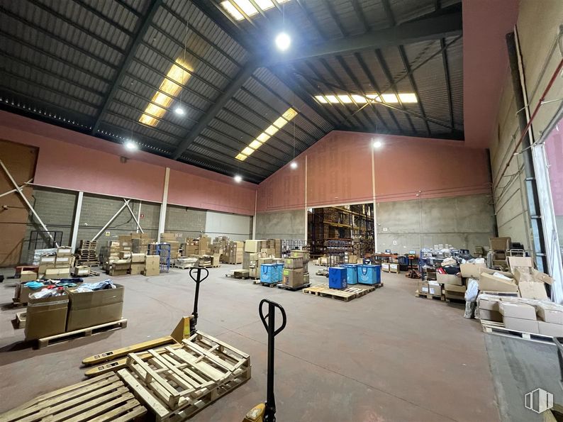 Industrial for rent at Polígono Industrial San Isidro, Seseña, Toledo, 45223 with lighting, light fixture, wood, hall, gas, flooring, field house, engineering, metal and event around