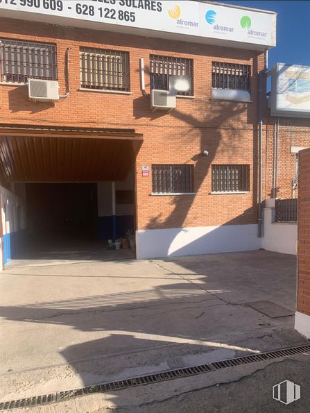 Industrial for rent at Calle Pirotecnia, 37, Vicálvaro, Madrid, 28052 with window, brickwork, parking and automotive tail & brake light around